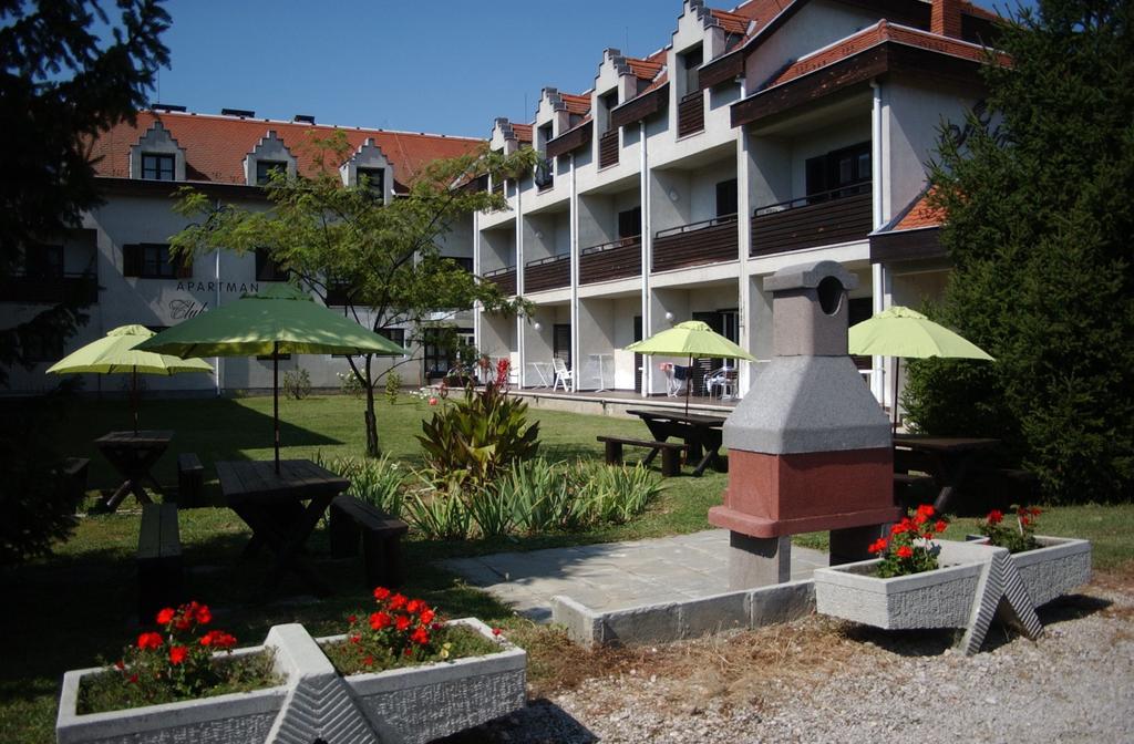 Siesta Club Apartman Harkány Exterior foto